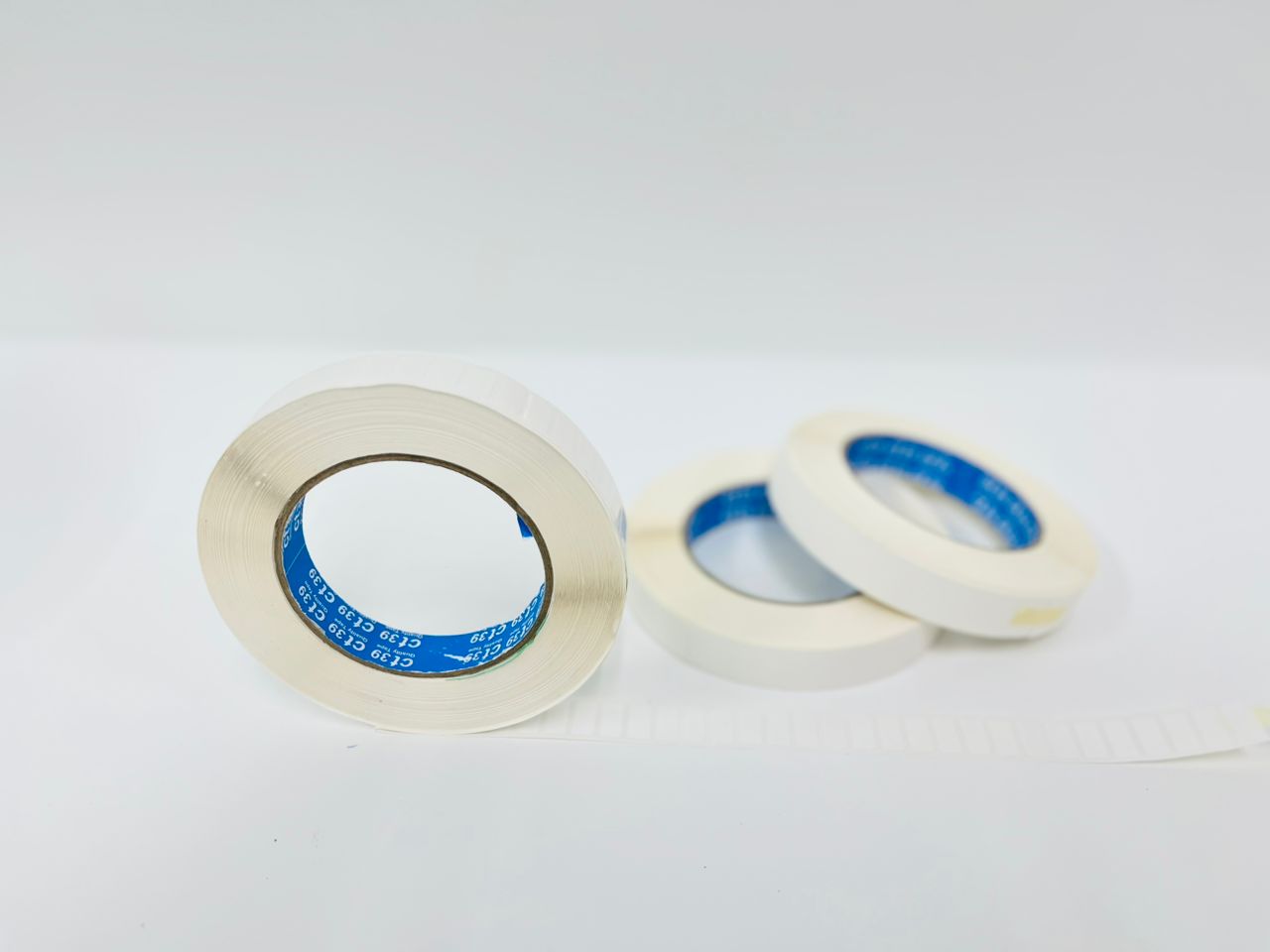 WHITE GLOSSY POLYESTER